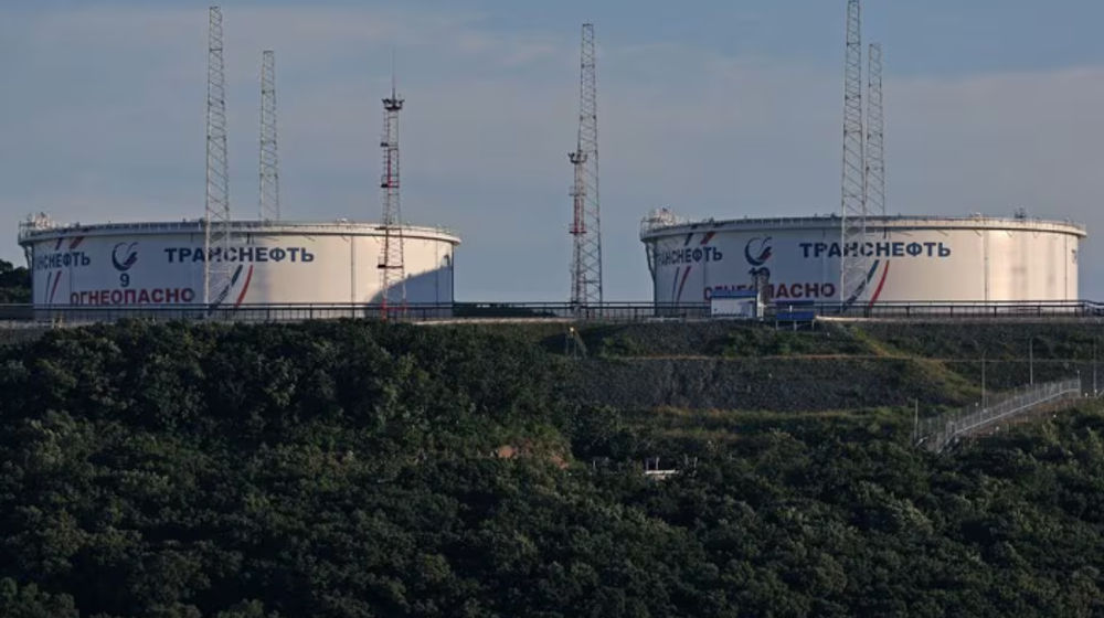 Tangki minyak operator pipa minyak Transneft di terminal minyak mentah Kozmino di tepi Teluk Nakhodka dekat kota pelabuhan Nakhodka, Rusia