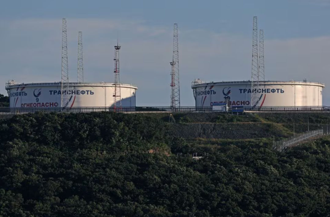 Tangki minyak operator pipa minyak Transneft di terminal minyak mentah Kozmino di tepi Teluk Nakhodka dekat kota pelabuhan Nakhodka, Rusia (Reuters/Tatiana Meel)