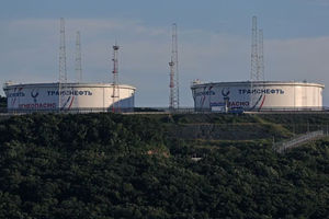 Tangki minyak operator pipa minyak Transneft di terminal minyak mentah Kozmino di tepi Teluk Nakhodka dekat kota pelabuhan Nakhodka, Rusia