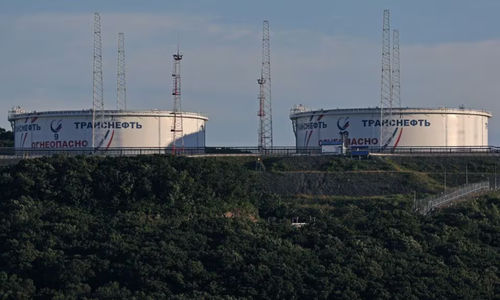 Tangki minyak operator pipa minyak Transneft di terminal minyak mentah Kozmino di tepi Teluk Nakhodka dekat kota pelabuhan Nakhodka, Rusia