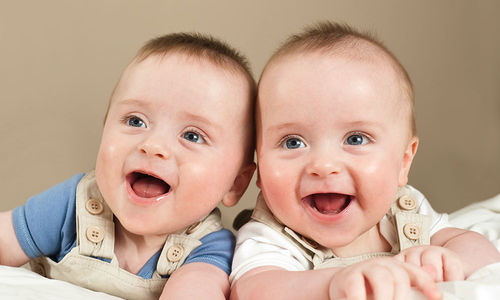 7 Tantangan Membesarkan Anak Kembar