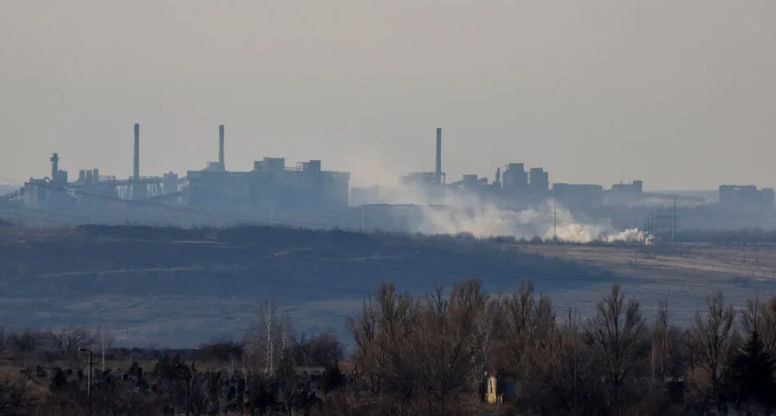 Asap membumbung di atas lokasi industri di Avdiivka (Reuters)