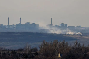 Asap membumbung di atas lokasi industri di Avdiivka 