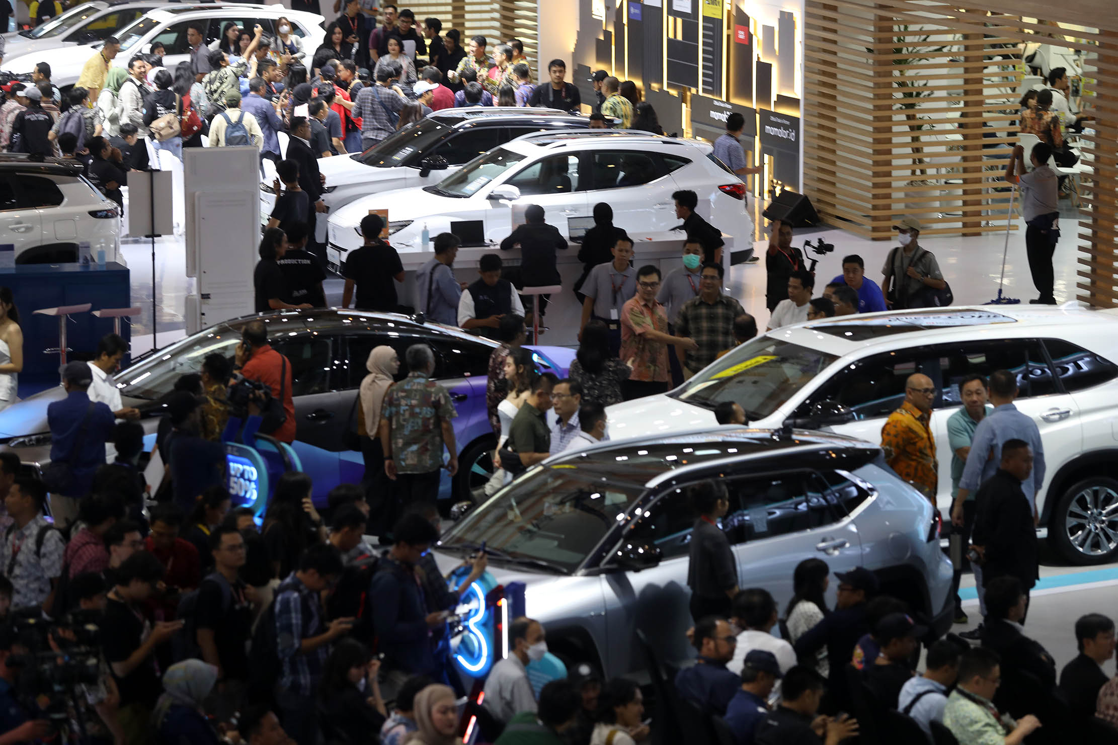 Pengunjung melihat mobil yang dipamerkan dalam Indonesian International Motor Show (IIMS) 2024 di JIExpo Kemayoran. Pameran otomotif IIMS 2024 yang berlangsung 15-25 Pebruari itu diikuti 53 merek kendaraan dan 187 peserta dari berbagai sektor dengan target transaksi mencapai Rp5,3 triliun. Foto : Panji Asmoro/TrenAsia