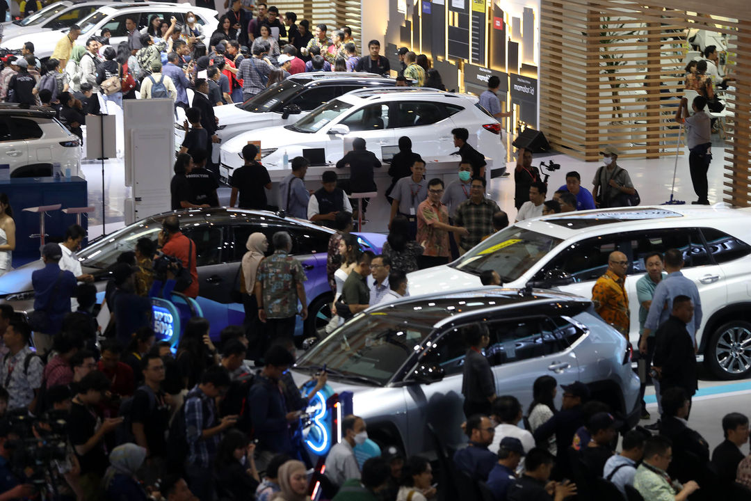 Pengunjung melihat mobil yang dipamerkan dalam Indonesian International Motor Show (IIMS) 2024 di JIExpo Kemayoran. Pameran otomotif IIMS 2024 yang berlangsung 15-25 Pebruari itu diikuti 53 merek kendaraan dan 187 peserta dari berbagai sektor dengan target transaksi mencapai Rp5,3 triliun. Foto : Panji Asmoro/TrenAsia