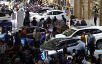 Pengunjung melihat mobil yang dipamerkan dalam Indonesian International Motor Show (IIMS) 2024 di JIExpo Kemayoran. Pameran otomotif IIMS 2024 yang berlangsung 15-25 Pebruari itu diikuti 53 merek kendaraan dan 187 peserta dari berbagai sektor dengan target transaksi mencapai Rp5,3 triliun. Foto : Panji Asmoro/TrenAsia