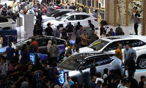 Pengunjung melihat mobil yang dipamerkan dalam Indonesian International Motor Show (IIMS) 2024 di JIExpo Kemayoran. Pameran otomotif IIMS 2024 yang berlangsung 15-25 Pebruari itu diikuti 53 merek kendaraan dan 187 peserta dari berbagai sektor dengan target transaksi mencapai Rp5,3 triliun. Foto : Panji Asmoro/TrenAsia