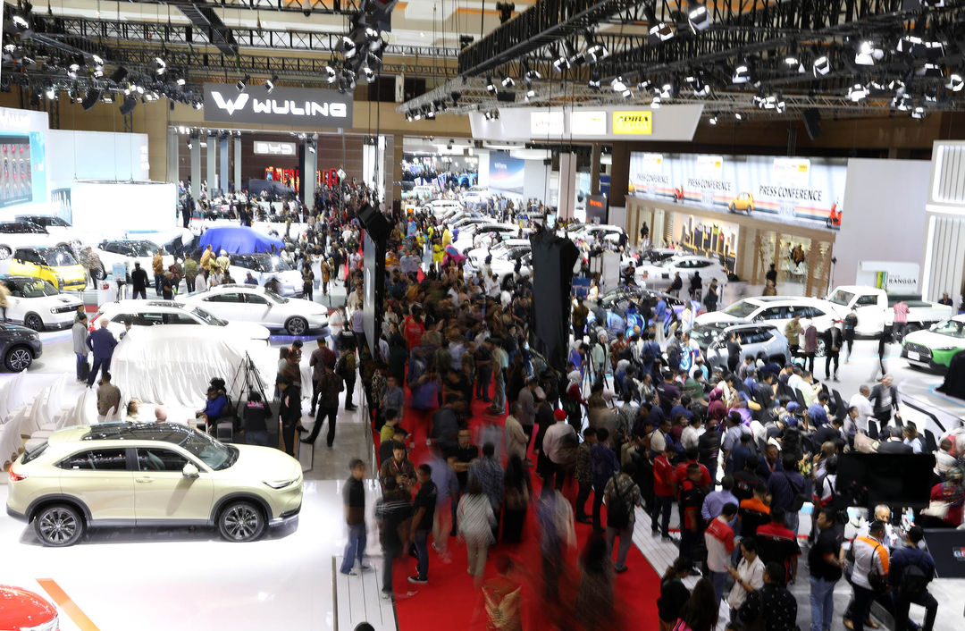 Pengunjung melihat mobil yang dipamerkan dalam Indonesian International Motor Show (IIMS) 2024 di JIExpo Kemayoran. Pameran otomotif IIMS 2024 yang berlangsung 15-25 Pebruari itu diikuti 53 merek kendaraan dan 187 peserta dari berbagai sektor dengan target transaksi mencapai Rp5,3 triliun. Foto : Panji Asmoro/TrenAsia