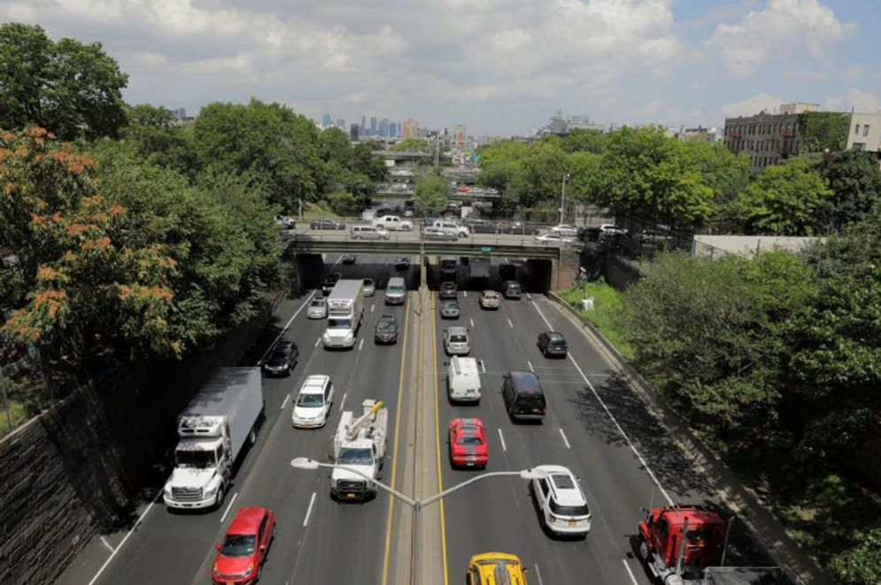 Lalu lintas di Brooklyn Queens Expressway di New York, AS