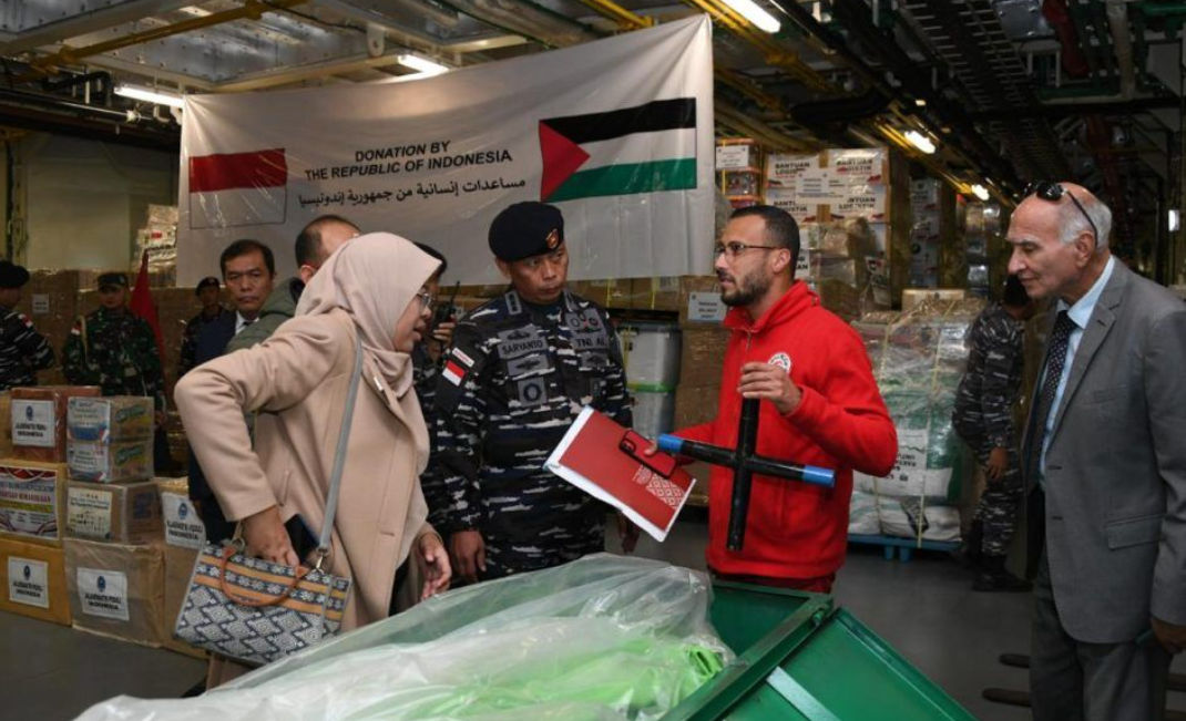 Pihak dari Indonesia tengah berkoordinasi dengan perwakilan Bulan Sabit Merah Mesir atau Egyptian Red Crescent (ERC) di area main dock KRI dr Radjiman Wedyodiningrat-992 (Jennaira)
