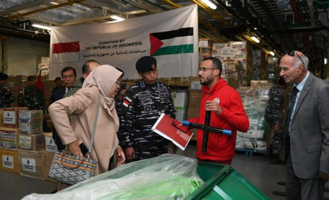 Pihak dari Indonesia tengah berkoordinasi dengan perwakilan Bulan Sabit Merah Mesir atau Egyptian Red Crescent (ERC) di area main dock KRI dr Radjiman Wedyodiningrat-992 (Jennaira)