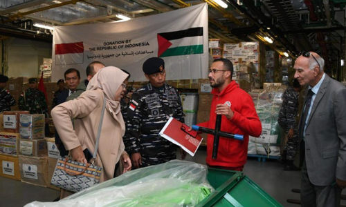 Pihak dari Indonesia tengah berkoordinasi dengan perwakilan Bulan Sabit Merah Mesir atau Egyptian Red Crescent (ERC) di area main dock KRI dr Radjiman Wedyodiningrat-992 (Jennaira)