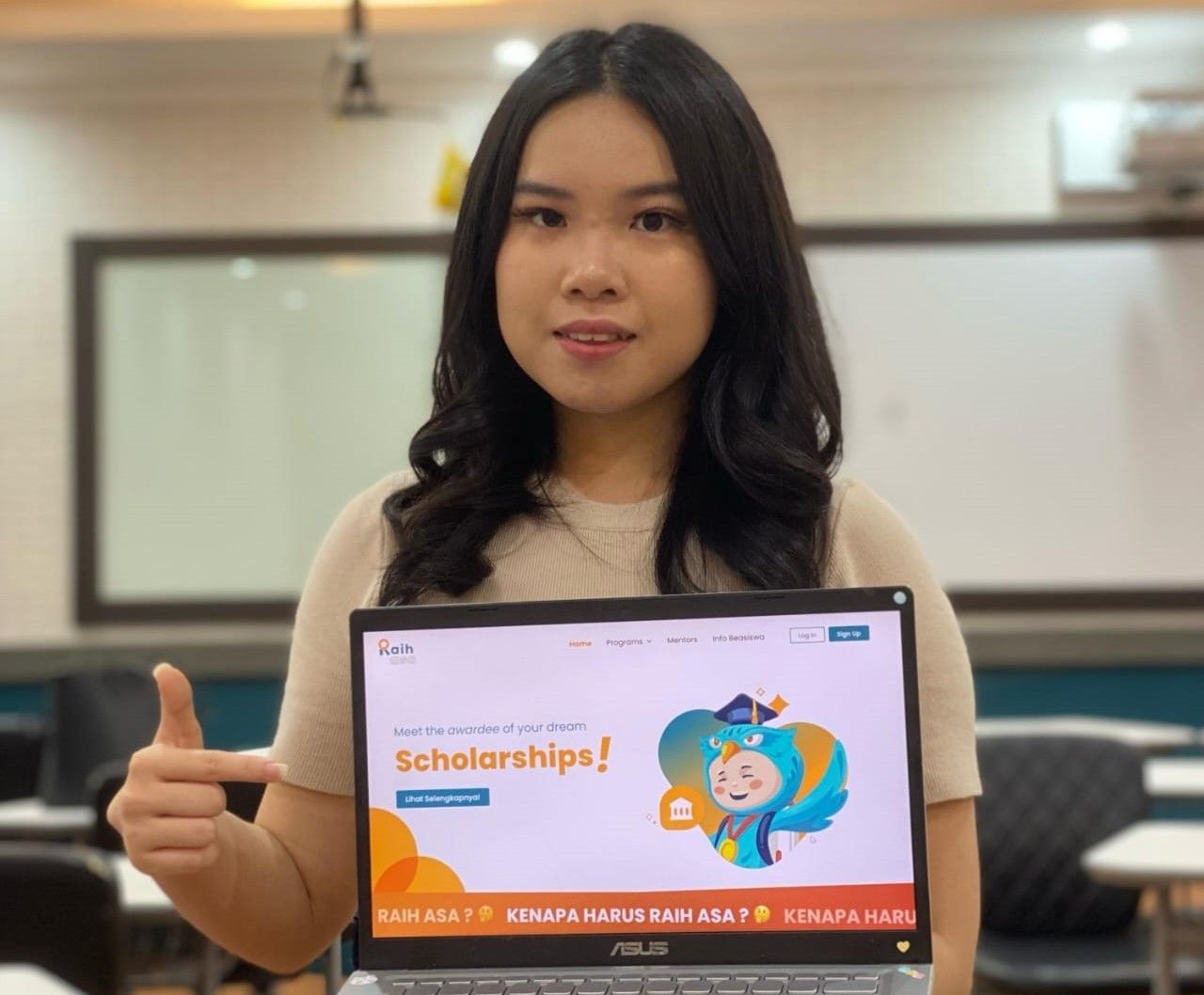 Anggota tim Raih Asa, Sherina Prayogo, menunjukan tampilan antar muka serta fitur website Raih Asa yang dirancang timnya.