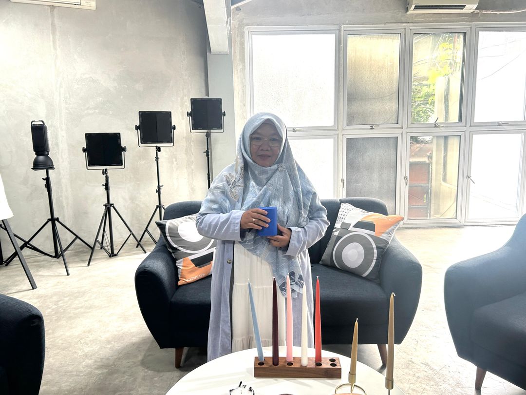 Jakarta Candle merupakan UMKM binaan LPEI yang membuat lilin aromaterapi dari rempah asli Indonesia dan berhasil mengekspor produknya ke mancanegara.