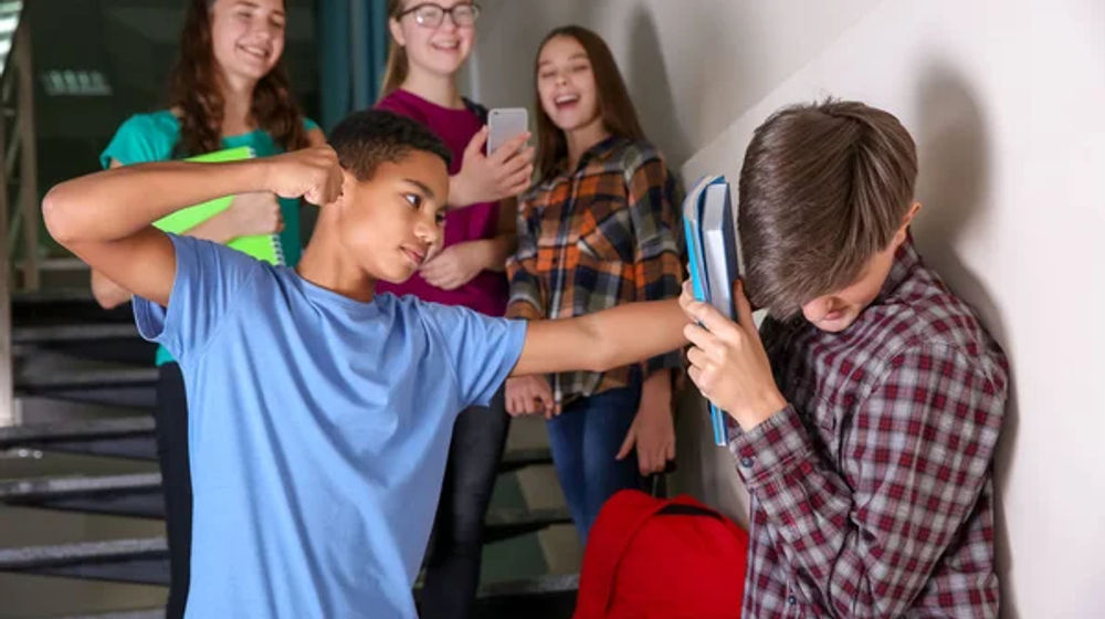 Waspadai, 10 Tanda Anak Remaja Anda Mungkin Korban Bully