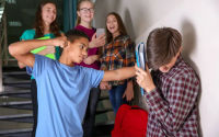 Waspadai, 10 Tanda Anak Remaja Anda Mungkin Korban Bully