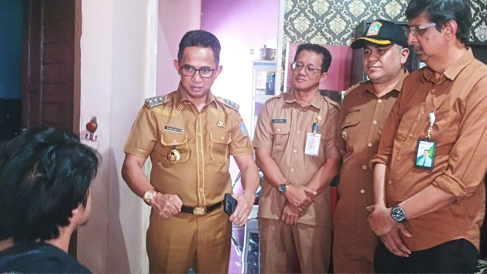  Wali Kota Balikpapan H. Rahmad Mas'ud menjenguk petugas PTPS, di rumahnya di Kecamatan Balikpapan Selatan, pada hari Selasa (20/2/2024).

