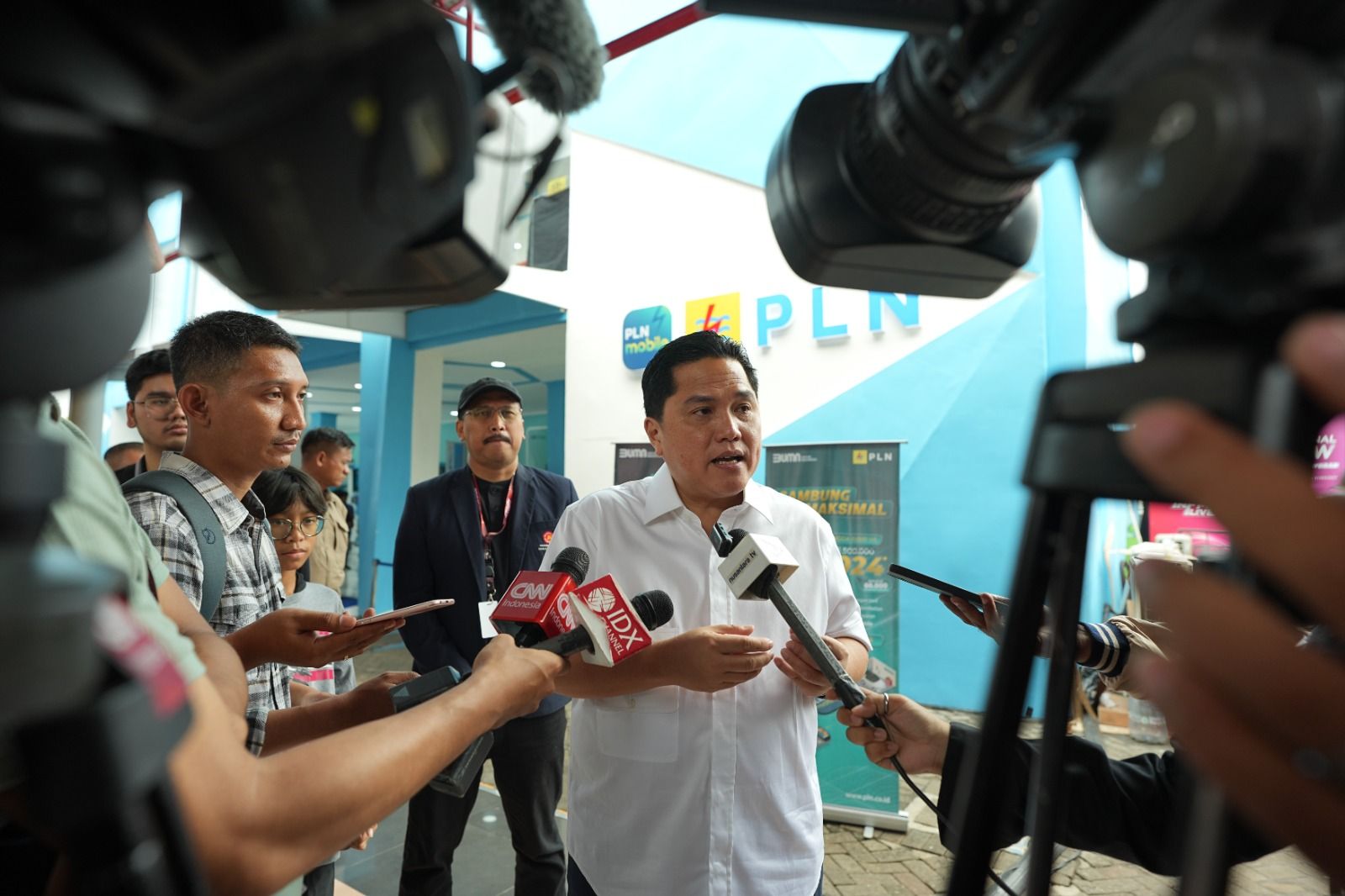 Menteri Badan Usaha Milik Negara (BUMN) Erick Thohir mengunjungi booth PLN di Indonesia International Motor Show (IIMS) 2024, Minggu, 18 Februari 2024.