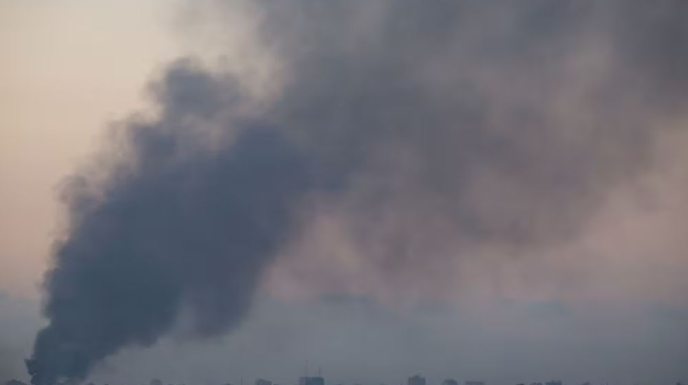 Asap membumbung di atas Gaza, di tengah konflik yang sedang berlangsung antara Israel dan kelompok Islam Palestina Hamas