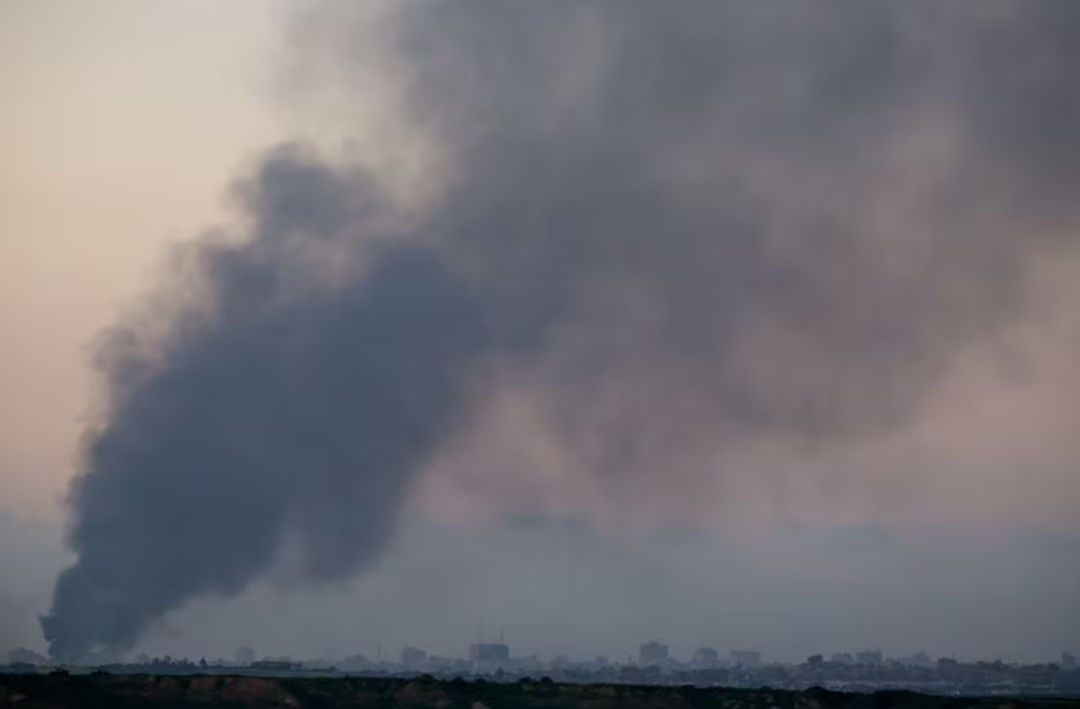 Asap membumbung di atas Gaza, di tengah konflik yang sedang berlangsung antara Israel dan kelompok Islam Palestina Hamas (Reuters/Susana Vera)