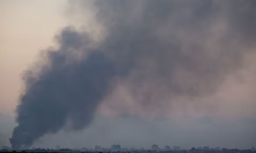 Asap membumbung di atas Gaza, di tengah konflik yang sedang berlangsung antara Israel dan kelompok Islam Palestina Hamas (Reuters/Susana Vera)