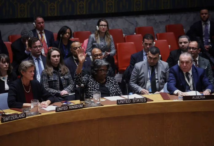 Duta Besar AS untuk Perserikatan Bangsa-Bangsa Linda Thomas-Greenfield memberikan hak veto atas resolusi Dewan Keamanan PBB untuk menuntut gencatan senjata kemanusiaan segera di Gaza (Reuters/Mike Segar)
