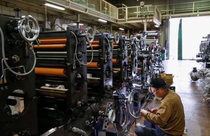 Seorang pekerja memeriksa mesin di sebuah pabrik di Higashiosaka, Jepang (Reuters/Sakura Murakami)