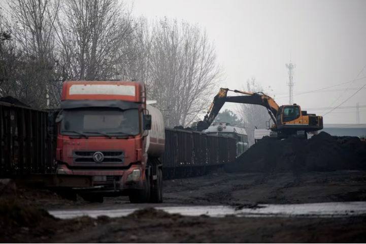 Sebuah ekskavator memuat batu bara ke kereta api di Pingdingshan, provinsi Henan, China (Reuters/Aly Song)