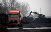 Sebuah ekskavator memuat batu bara ke kereta api di Pingdingshan, provinsi Henan, China