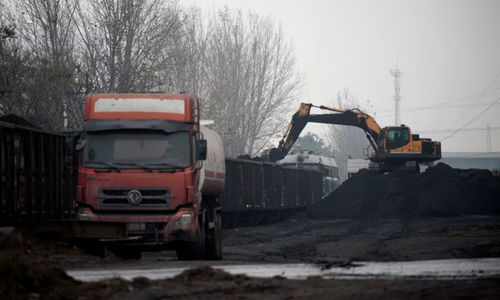 Sebuah ekskavator memuat batu bara ke kereta api di Pingdingshan, provinsi Henan, China (Reuters/Aly Song)