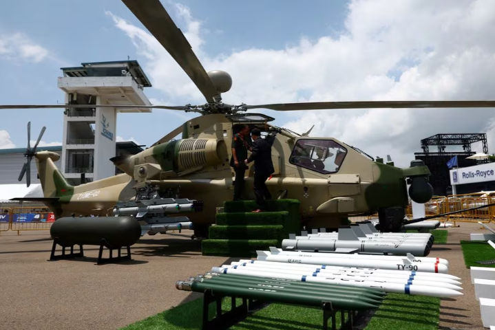 Helikopter serang Aviation Industry Corporation of China (AVIC) Z-10 ME dipajang di Singapore Airshow (Reuters/Edgar Su)