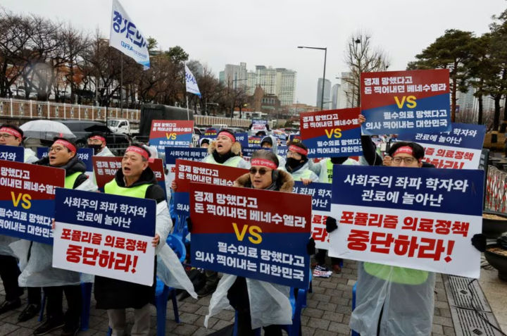 Dokter dan petugas medis ikut serta dalam protes menentang rencana penerimaan lebih banyak siswa ke sekolah kedokteran, di depan Kantor Kepresidenan di Seoul (Reuters/Kim Soo-Hyun)