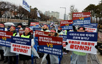 Dokter dan petugas medis ikut serta dalam protes menentang rencana penerimaan lebih banyak siswa ke sekolah kedokteran, di depan Kantor Kepresidenan di Seoul