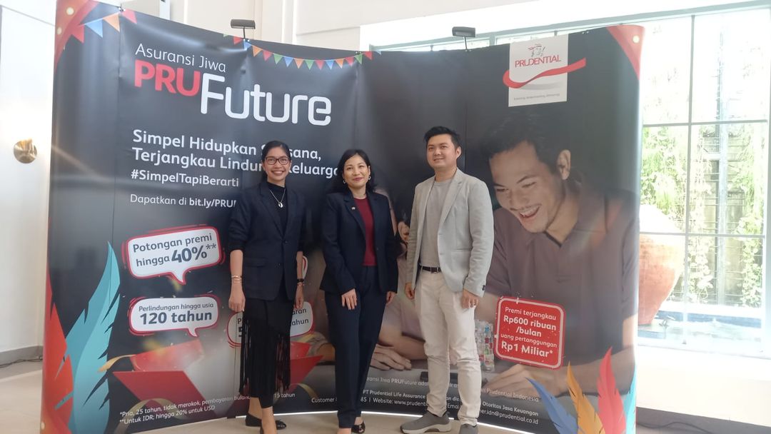 Peluncuran produk asuransi PRUFuture dari Prudential Indonesia. (ki-ka): Dewi Mayasari, Head of Corporate Communication Prudential Indonesia, Karin Zulkarnanen, Chief Customer and Marketing Officer Prudential Indonesia, Junaedy Aries Wijaya, Head of Product Design. Jakarta, Kamis, 22 Februari 2024.