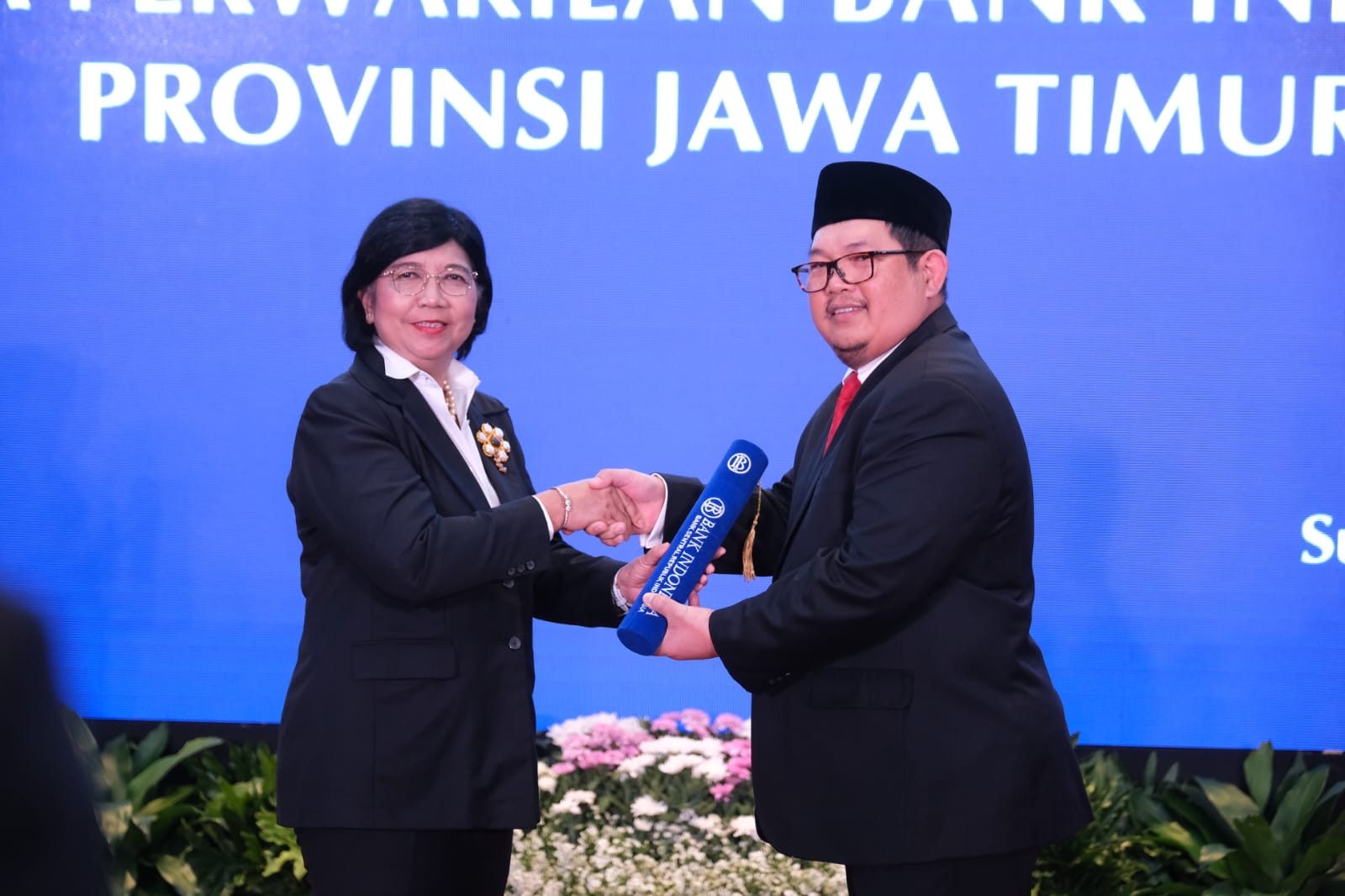 Deputi Gubernur Senior Bank Indonesia (BI), Destry Damayanti mengukuhkan Erwin Gunawan sebagai Kepala KPw BI Jawa Timur, Kamis (22/2/2024). DUTA/ist