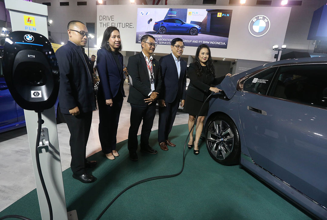 Direktur Komunikasi BMW Group Indonesia Jodie O'tania (kanan) didampingi Direktur Marketing BMW Indonesia Bayu Riyanto (kedua kanan) bersama Executive Vice President Penjualan dan Pelayanan Pelanggan Retail PT PLN (Persero) Tonny Bellamy (tengah) Direktur Operasi PT PLN Haleyora Power Diksi Erfani Umar (kiri)  Direktur Utama PT Tri Energi Berkarya Tania Natasha (kedua kiri)berfoto usai penandatanganan naskah kerja sama di JIExpo Kemayoran, JakartaBMW Group Indonesia bekerja sama dengan PLN, PT Haleyora Power, dan PT Tri Energi Berkarya dalam memberikan layanan 'home-charging' kepada pembeli mobil listrik BMW. Kamis 22 Februari 2024. Foto : Panji Asmoro/TrenAsia