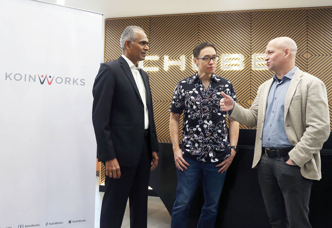 Dari ki-ka : Presiden Direktur Chubb Life Indonesia-Kumaran Chinan, CEO & Co-Founder KoinWorks-Benedicto Haryono, dan Presiden Direktur Chubb Indonesia-Jon Longmore, meresmikan kerja sama strategis antara Chubb Indonesia dan KoinWorks di Jakarta, Kamis 22 Februari 2024. Foto : Panji Asmoro/TrenAsia