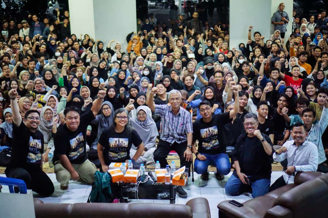 Ratusan penonton Dirty Vote bersama para aktor film tersebut berfoto bersama di sela nonton bareng dan diskusi di Hall Fakultas Hukum Universitas Muhammadiyah Surakarta (UMS), Selasa, 21 Februari 2024.  