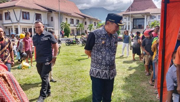 Bupati Ende Pantau Operasi Pasar Murah