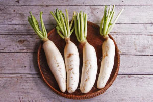 Lobak putih, atau yang sering disebut juga lobak atau radish, adalah jenis sayuran yang tergolong dalam keluarga Brassicaceae.