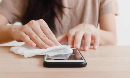 Cara Membersihkan Layar Ponsel dengan Aman