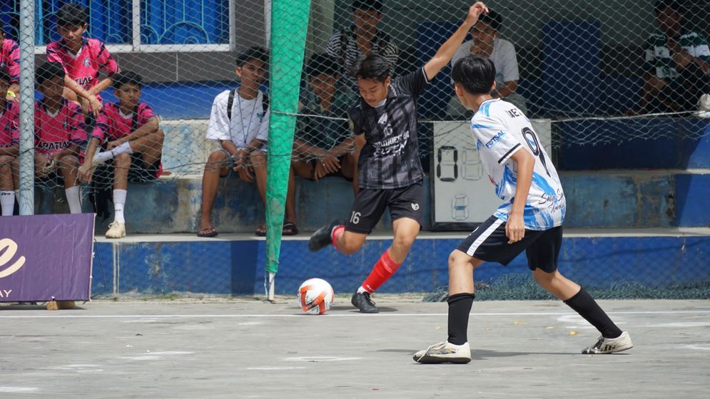 Darmajaya Student Futsal Tournament (DSFT) 2024 resmi digelar setelah ditandai dengan penendangan bola pertama dalam pembukaan di Lapangan Futsal IIB Darmajaya pada Minggu, (25/2/2024).