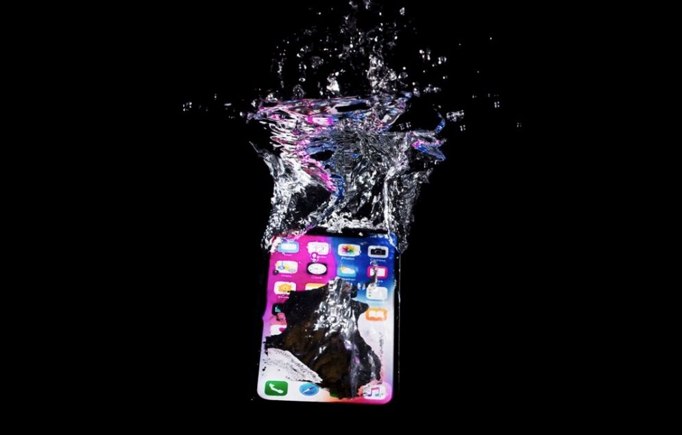 Apple Beri Peringatan Agar Pengguna Tidak Memasukkan iPhone Basah ke Dalam Beras