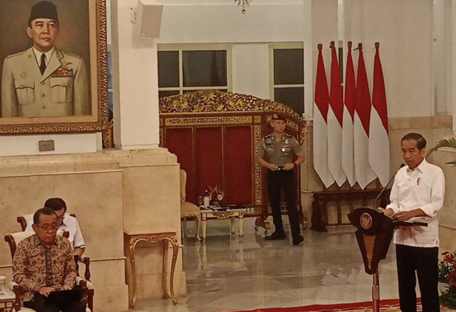 Presiden Jokowi menyampaikan pengantar Sidang Kabinet Paripurna tentang Persiapan Ramadan dan Idul Fitri 1445 H di Istana Negara, Jakarta, Senin 26 Februari 2024. (ANTARA)