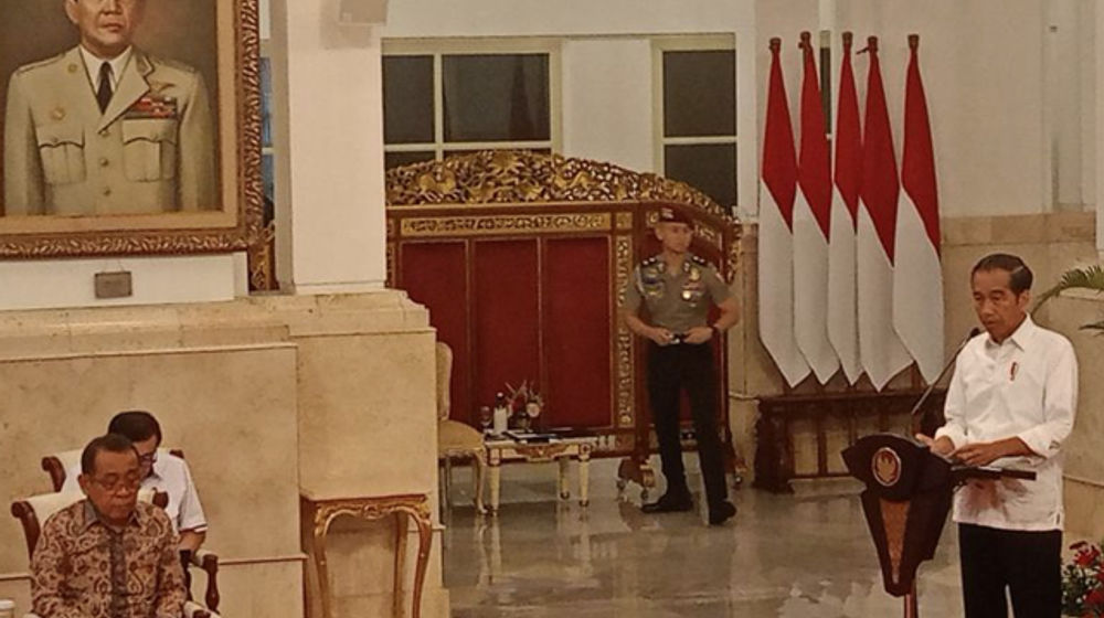 Presiden Jokowi menyampaikan pengantar Sidang Kabinet Paripurna tentang Persiapan Ramadan dan Idul Fitri 1445 H di Istana Negara, Jakarta, Senin 26 Februari 2024.