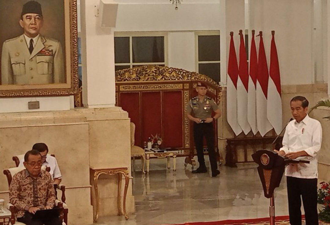 Presiden Jokowi menyampaikan pengantar Sidang Kabinet Paripurna tentang Persiapan Ramadan dan Idul Fitri 1445 H di Istana Negara, Jakarta, Senin 26 Februari 2024. (ANTARA)