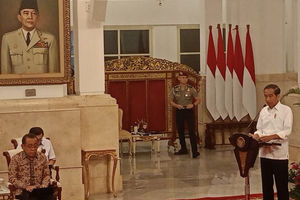 Presiden Jokowi menyampaikan pengantar Sidang Kabinet Paripurna tentang Persiapan Ramadan dan Idul Fitri 1445 H di Istana Negara, Jakarta, Senin 26 Februari 2024.