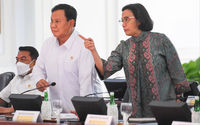 Menkeu Sri Mulyani berbincang dengan Menhan Prabowo Subianto saat rapat terbatas di Kantor Presiden