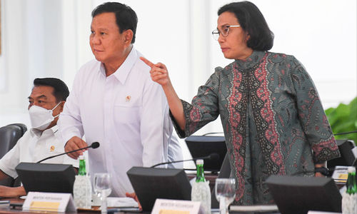 Menkeu Sri Mulyani berbincang dengan Menhan Prabowo Subianto saat rapat terbatas di Kantor Presiden