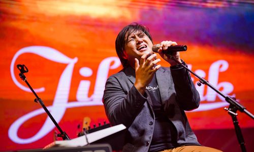 Icha Aji Pemain Bass & Vokalis Jikustik dalam perhelatan perayaan 28 Years of Jikustik di Yogyakarta.jpg